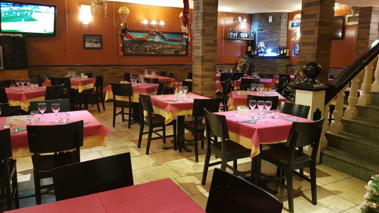 Hostal Plaza El Espinar Exterior photo